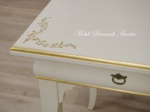 Wooden desk with lacquered finish and gold leaf - detail of the decorations on the top